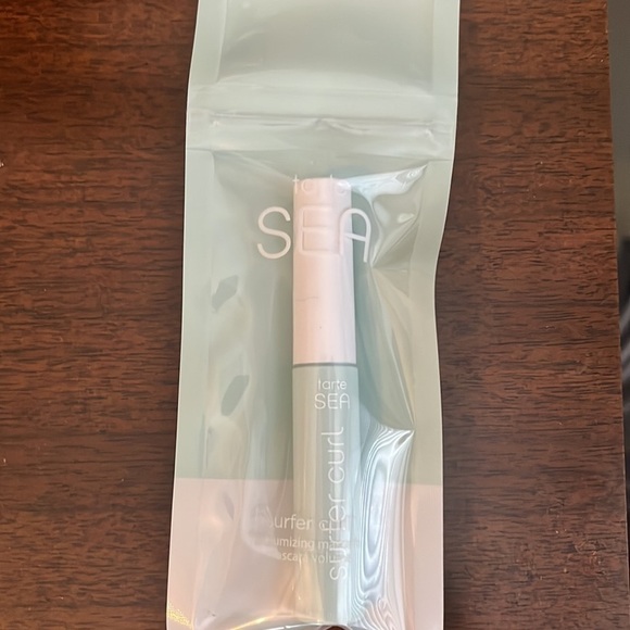 SURFER curl™ volumizing mascara
nourishing volume & curl - Picture 1 of 1